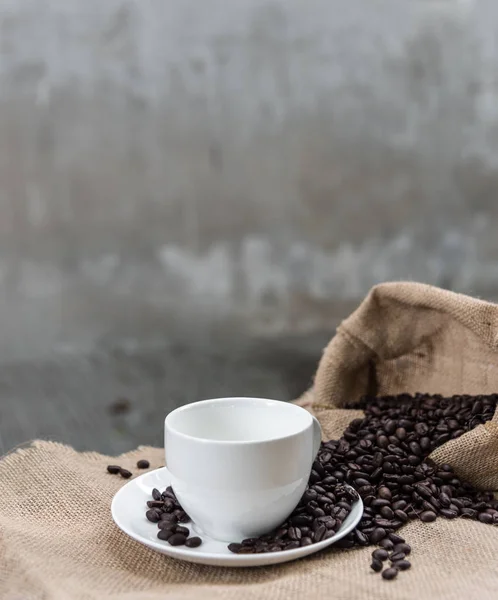 Prázdný Šálek Kávová Zrna Pytloviny Připraveny Doplnit Kávě Coffee Cup — Stock fotografie