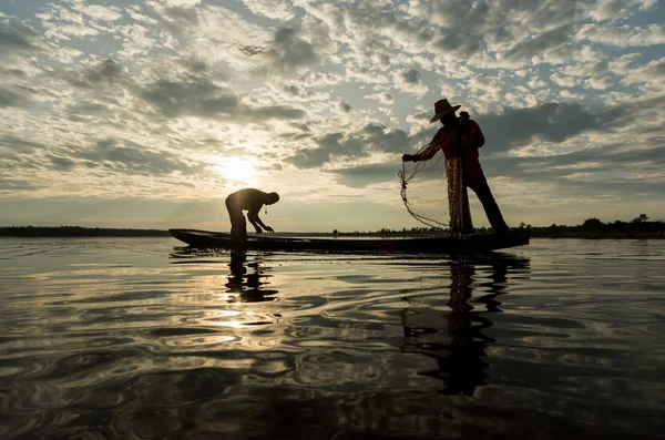 Silhouette Dei Pescatori Che Lanciano Pesca Rete Tramonto Nel Distretto — Foto Stock