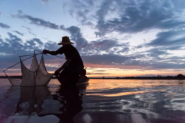 Silhouette Dei Pescatori Che Lanciano Pesca Rete Tramonto Nel Distretto — Foto Stock
