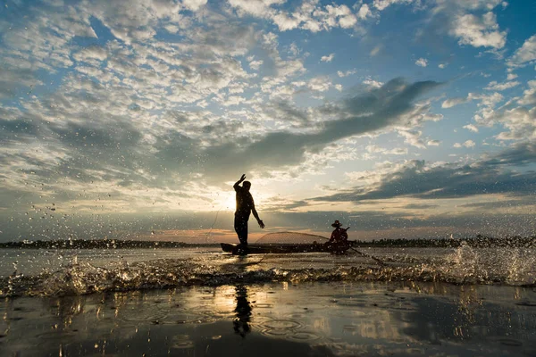 Silhouette Dei Pescatori Che Lanciano Pesca Rete Tramonto Nel Distretto — Foto Stock