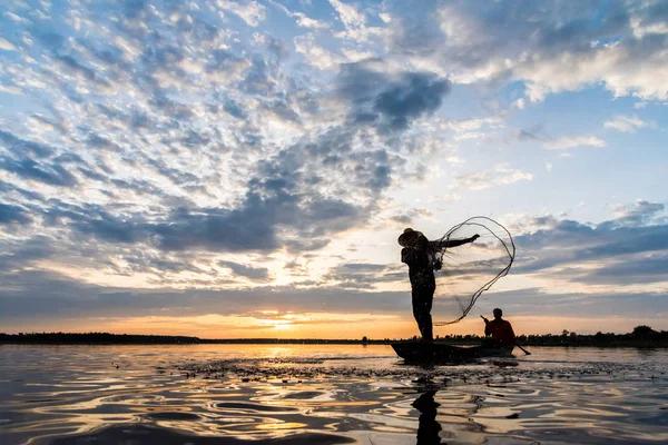 Silhouette Des Pêcheurs Jetant Pêche Filet Coucher Soleil Dans District — Photo