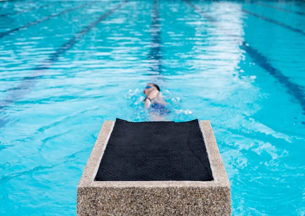 남자는 개념에 수영장에서 다이빙을 하고있다 — 스톡 사진