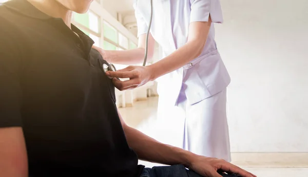 Krankenschwester Hört Männlichen Patienten Auf Die Brust — Stockfoto