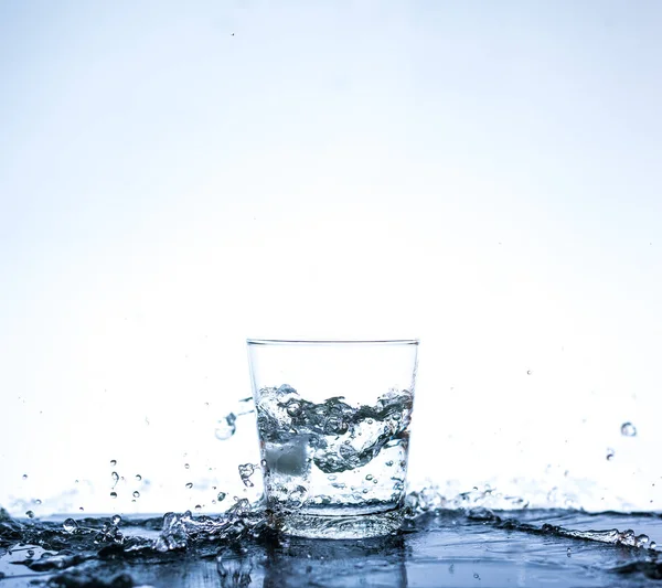 Spruzzi Acqua Nel Bicchiere Con Riflessione Sullo Specchio — Foto Stock