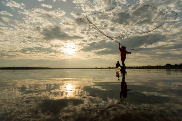 Silhouette Dei Pescatori Che Lanciano Pesca Rete Tramonto Nel Distretto — Foto Stock