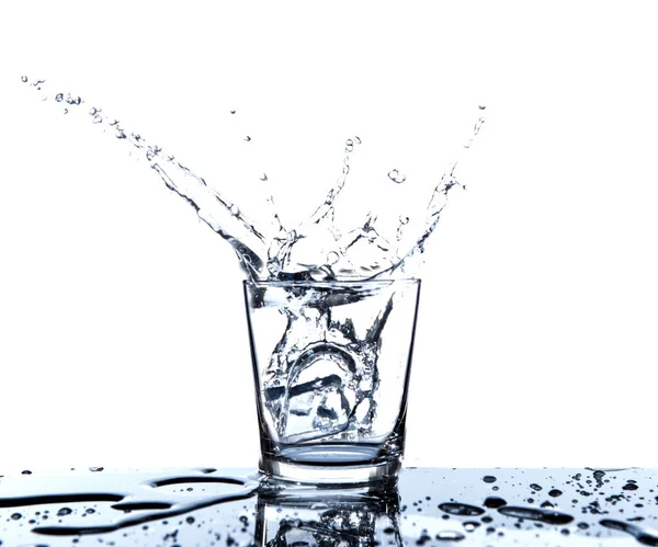 Spritzwasser Glas Mit Spiegelreflexion — Stockfoto