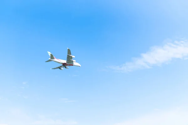 Bangkok Tailândia Agosto 2017 Companhia Aérea Emirates Decolou Sob Céu — Fotografia de Stock