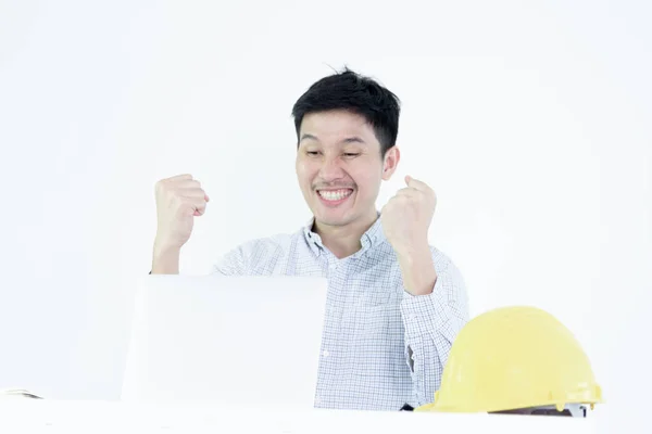 Asiatischer Angestellter Ingenieur Gehaltsmann Sitzt Schreibtisch Und Arbeitet Mit Erfolgserlebnis — Stockfoto