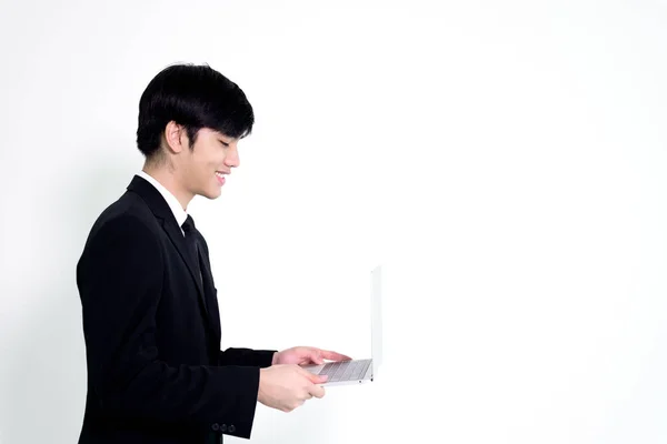 아시아 비즈니스 잘생긴 남자는 행복과 워킹에 노트북을 들고와 배경에 — 스톡 사진