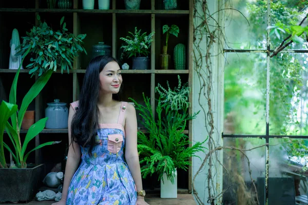 Asiatica Bella Ragazza Rilassa Con Felice Sorridente Little Tree Garden — Foto Stock