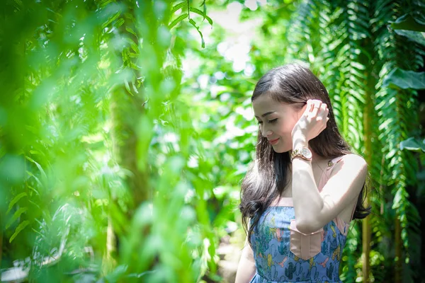 Asiatique Jolie Fille Détente Avec Heureux Souriant Little Tree Garden — Photo