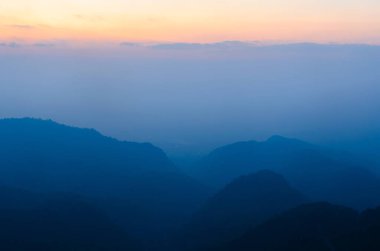 Chiang Mai bölgesindeki dağ ve gökyüzü bulutlu arazi..