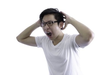 Beyaz gömlek ve turuncu gözlük ile Asyalı yakışıklı adam kızgın ve üzgün beyaz arka plan ve kırpma yolları izole.