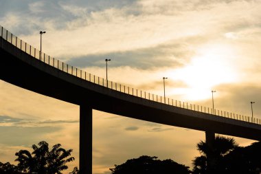 Mimari köprü mavi gökyüzü ve akşamları Bangkok Tayland 'da gün batımı.