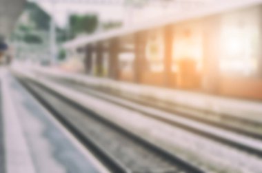 İsviçre 'de trafiğin en yoğun olduğu saatte bir sonraki metro istasyonunu bekliyorum. Bulanık Arkaplan Kavramı.