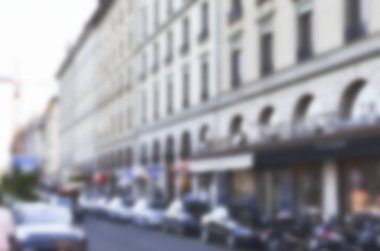 Sokakta park etmiş, arka planda bulanık bir araba..