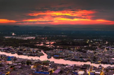 Chumphon Eyaleti Tayland 'da gökyüzü ve gün batımı olan şehir manzarası.