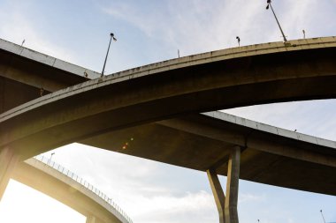 Mimari köprü mavi gökyüzü ve akşamları Bangkok Tayland 'da gün batımı.