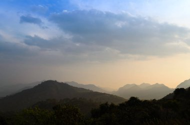 Chiang Mai bölgesindeki dağ ve gökyüzü bulutlu arazi..