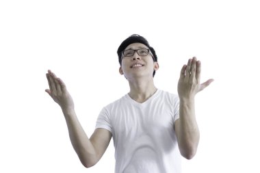 Beyaz gömlek ve turuncu gözlük ile Asyalı yakışıklı adam yalvarır ve beyaz arka plan ve kırpma yolları izole şans için itiraz.