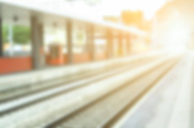 İsviçre 'de trafiğin en yoğun olduğu saatte bir sonraki metro istasyonunu bekliyorum. Bulanık Arkaplan Kavramı.