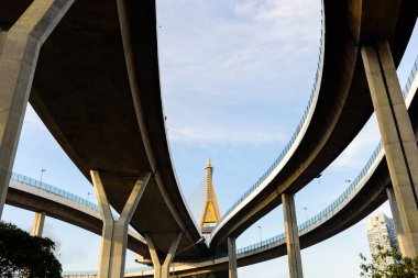 Mavi gökyüzü ve akşamları Bangkok Tayland 'da batan Bhumibol Köprüsü.