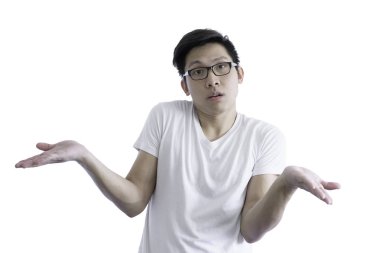 Beyaz gömlek ve turuncu gözlük ile Asyalı yakışıklı adam beyaz arka plan ve kırpma yolları izole iş ve sorumluluk hakkında görmezden gelmiştir.