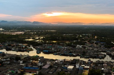 Chumphon Eyaleti Tayland 'da gökyüzü ve gün batımı olan şehir manzarası.