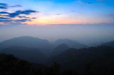 Chiang Mai bölgesindeki dağ ve gökyüzü bulutlu arazi..
