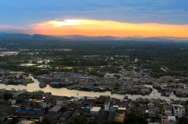 Chumphon Eyaleti Tayland 'da gökyüzü ve gün batımı olan şehir manzarası.