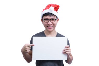 Gözlüklü ve gri gömlekli Asyalı Noel Baba 'nın elinde beyaz arka planda beyaz, boş bir reklam pankartı var..