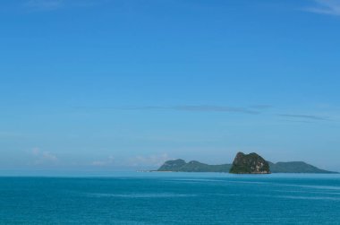 Sabahları mavi gökyüzünün altında deniz manzarası.