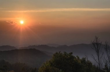 Chiang Mai bölgesindeki dağ ve gökyüzü bulutlu arazi..