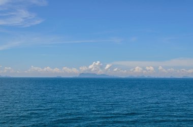 Sabahları mavi gökyüzünün altında deniz manzarası.
