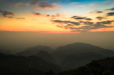 Chiang Mai bölgesindeki dağ ve gökyüzü bulutlu arazi..