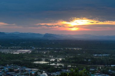 Chumphon Eyaleti Tayland 'da gökyüzü ve gün batımı olan şehir manzarası.