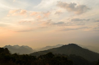 Chiang Mai bölgesindeki dağ ve gökyüzü bulutlu arazi..