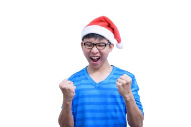 Asyalı Noel Baba gözlüklü ve mavi gömlekli adam, beyaz arka planda, fotokopi alanı olan çok mutlu bir şekilde izole edilmiş..