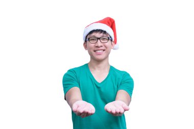 Gözlüklü ve yeşil gömlekli Asyalı Noel Baba beyaz arka planda izole edilmiş ve fotokopi alanı olan şans diliyor..