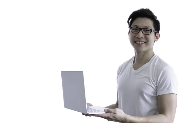 白いシャツとオレンジ色のメガネを持つアジアのハンサムな男性は 目標のためにコンピュータのラップトップを保持し 作業し 成功した白い背景とクリッピングパスに隔離されたときに笑顔と幸せを持っています — ストック写真