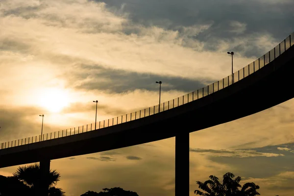 バンコクの夕方の青い空と夕日を望む建築橋タイ — ストック写真