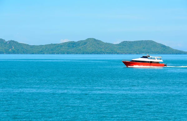 Lanskap Dengan Perahu Merah Dan Laut Bawah Langit Biru Pagi — Stok Foto