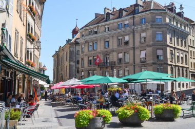 Yazı: İsviçre, 14 Temmuz 2012. Park ve açık hava restoranlarında turist. İnşaat ve şehirli iş ve yaşam tarzı..