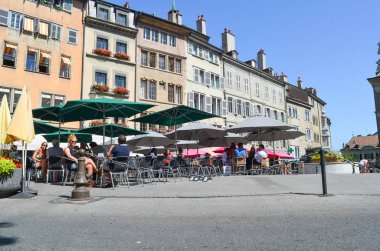 Yazı: İsviçre, 14 Temmuz 2012. Park ve açık hava restoranlarında turist. İnşaat ve şehirli iş ve yaşam tarzı..