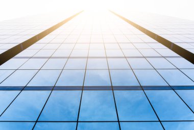 Ofis binasının alt manzarası gün doğumu, yansıma ve perspektifle yakınlaşır.