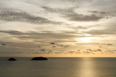 Ada ve dağ bulutlu ve günbatımı zaman Trad İl Tayland ile.
