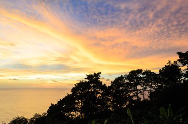 Ada ve dağ alacakaranlık gökyüzü ve gün batımı zaman Trad İl Tayland ile.