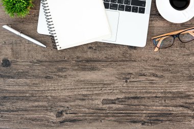 Kahverengi ahşap ofis masası ve üst görünüm ve kopyalama alanı için ekipman.