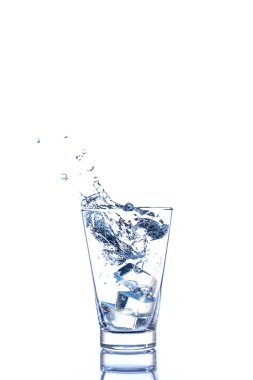 Buzlanma ve bardağa su sıçratma ayna masasında yansıma ve beyaz arka planda izole.