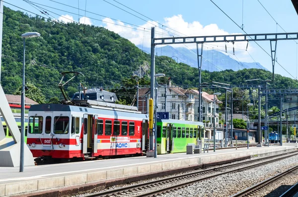 Ledare Schweiz Juli 2012 Tågstation Business Och Livsstil Med Byggnad — Stockfoto